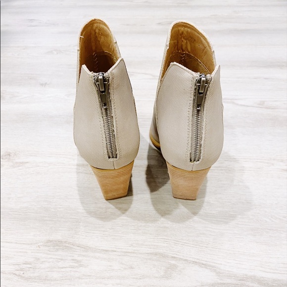 SALE‼️ NEW Light Gray Pointed Ankle Heeled Booties Boots - Picture 4 of 4